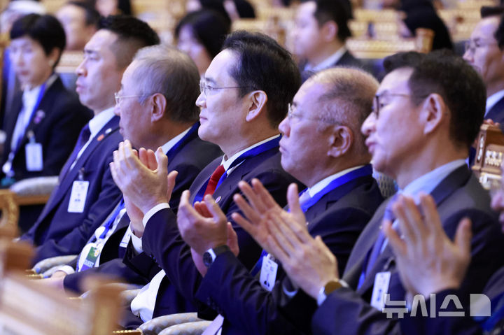 [아부다비=뉴시스] 최동준 기자 = 이재용 삼성전자 회장, 정의선 현대차그룹 회장, 허용수 GS에너지 대표이사, 류진 한국경제인협회 회장이 18일(현지 시간) 아부다비 카사르 알 와탄 대통령궁에서 열린 이재명 대통령 아랍에미리트(UAE) 국빈 방문 계기 '문화, UAE와 한국을 잇다' 한-UAE 문화교류 행사에서 박수치고 있다. 2025.11.18. photocdj@newsis.com