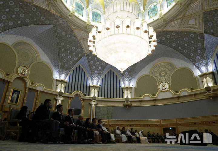 [아부다비=뉴시스] 최동준 기자 = 아랍에미리트(UAE)를 국빈 방문 중인 이재명 대통령과 김혜경 여사가 18일(현지 시간) 아부다비 카사르 알 와탄 대통령궁에서 열린 '문화, UAE와 한국을 잇다' 한-UAE 문화교류 행사에서 나얀 빈 무바라크 알 나흐얀 UAE 관용공존부 장관과 공연을 보고 있다. 2025.11.18. photocdj@newsis.com