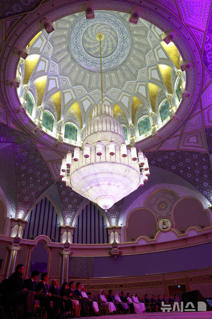 [아부다비=뉴시스] 최동준 기자 = 아랍에미리트(UAE)를 국빈 방문 중인 이재명 대통령과 김혜경 여사가 18일(현지 시간) 아부다비 카사르 알 와탄 대통령궁에서 열린 '문화, UAE와 한국을 잇다' 한-UAE 문화교류 행사에서 나얀 빈 무바라크 알 나흐얀 UAE 관용공존부 장관과 공연을 보고 있다. 2025.11.18. photocdj@newsis.com