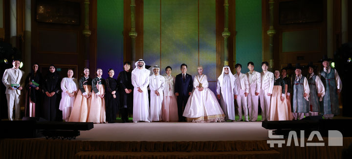 [아부다비=뉴시스] 최동준 기자 = 아랍에미리트(UAE)를 국빈 방문 중인 이재명 대통령과 김혜경 여사가 18일(현지 시간) 아부다비 카사르 알 와탄 대통령궁에서 열린 '문화, UAE와 한국을 잇다' 한-UAE 문화교류 행사에서 소프라노 조수미의 공연 등 관람을 마치고 기념촬영을 하고 있다. 2025.11.18. photocdj@newsis.com