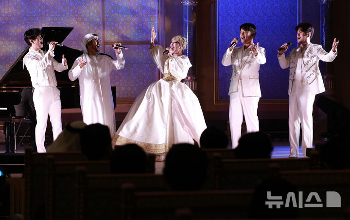 [아부다비=뉴시스] 최동준 기자 = 소프라노 조수미가 18일(현지 시간) 아부다비 카사르 알 와탄 대통령궁에서 열린 이재명 대통령 아랍에미리트(UAE) 국빈 방문 계기 '문화, UAE와 한국을 잇다' 한-UAE 문화교류 행사에서 공연을 펼치고 있다. 2025.11.18. photocdj@newsis.com