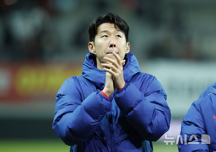 [서울=뉴시스] 정병혁 기자 = 18일 오후 서울 마포구 서울월드컵경기장에서 열린 축구 국가대표팀 평가전 대한민국과 가나의 경기, 1-0으로 승리한 대한민국 손흥민이 관중에게 인사하고 있다. 2025.11.18. jhope@newsis.com