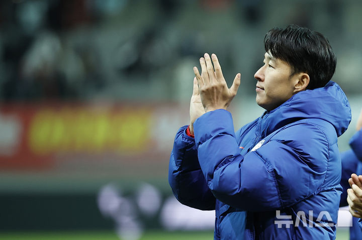 [서울=뉴시스] 정병혁 기자 = 18일 오후 서울 마포구 서울월드컵경기장에서 열린 축구 국가대표팀 평가전 대한민국과 가나의 경기, 1-0으로 승리한 대한민국 손흥민이 관중에게 인사하고 있다. 2025.11.18. jhope@newsis.com