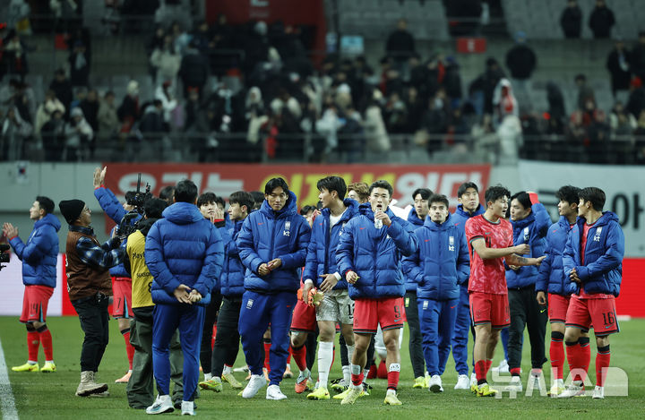 [서울=뉴시스] 정병혁 기자 = 18일 오후 서울 마포구 서울월드컵경기장에서 열린 축구 국가대표팀 평가전 대한민국과 가나의 경기, 1-0으로 승리한 대한민국 선수들이 관중에게 인사하고 있다. 2025.11.18. jhope@newsis.com