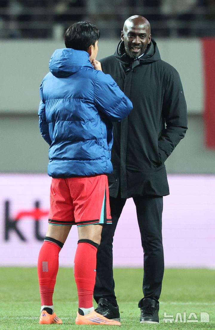 [서울=뉴시스] 황준선 기자 = 18일 오후 서울 마포구 서울월드컵경기장에서 열린 축구 국가대표팀 평가전 대한민국과 가나의 경기, 1-0으로 승리한 대한민국 손흥민과 가나 오토 아도 감독이 대화하고 있다. 2025.11.18. hwang@newsis.com