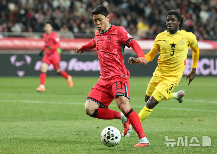 [서울=뉴시스] 황준선 기자 = 18일 오후 서울 마포구 서울월드컵경기장에서 열린 축구 국가대표팀 평가전 대한민국과 가나의 경기, 후반 한국 황희찬이 돌파하고 있다. 2025.11.18. hwang@newsis.com