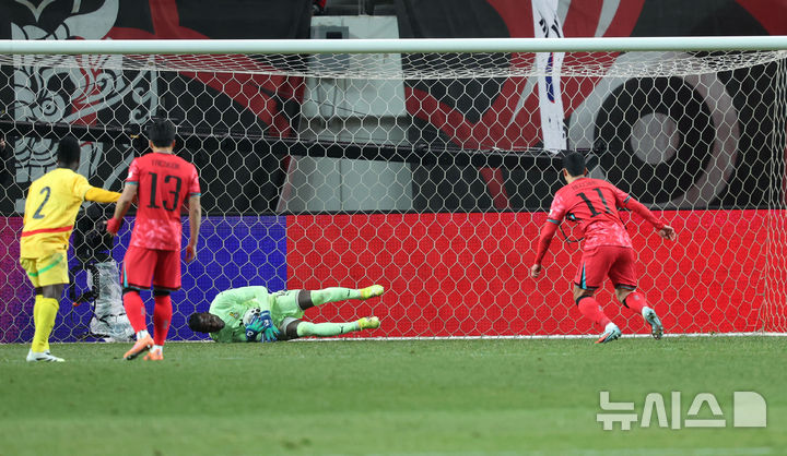[서울=뉴시스] 홍효식 기자 = 18일 오후 서울 마포구 서울월드컵경기장에서 열린 축구 국가대표팀 평가전 대한민국과 가나의 경기, 황희찬이 페널티킥을 실패하고 있다. 2025.11.18. yesphoto@newsis.com