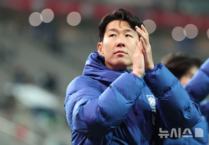 [서울=뉴시스] 황준선 기자 = 지난 18일 오후 서울 마포구 서울월드컵경기장에서 열린 축구 국가대표팀 평가전 대한민국과 가나의 경기, 1-0으로 승리한 한국 손흥민이 관중들에게 인사하고 있다. 2025.11.18. hwang@newsis.com