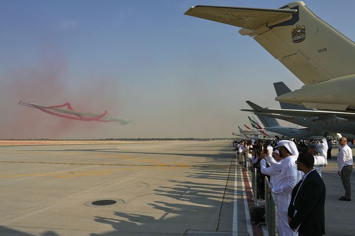 [두바이=AP/뉴시스] 지난달 18일 아랍에미리트(UAE) 두바이 에어쇼에서 관람객들이 UAE 공군 곡예비행팀 ‘푸르산 알 에마라트’의 비행 모습을 촬영하고 있다. ‘푸르산 알 에마라트'는 7개 에미리트(연방 7개 토후국)를 상징해 7대의 제트기로 구성돼 있다. 2025.12.12. 