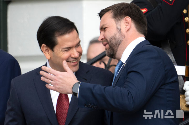 [AP/뉴시스] 마코 루비오 미 국무장관이 18일 사우디아라비아 왕세자의 미국 방문 환영식장에서 JD 밴스 부통령과 말을 나누고 있다