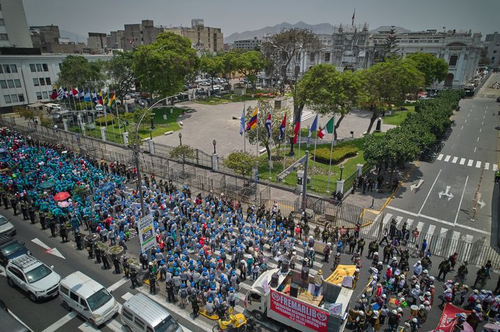 페루 리마에 집결, 행진하는 전국 미등록 광부들 - 뉴스 썸네일 이미지