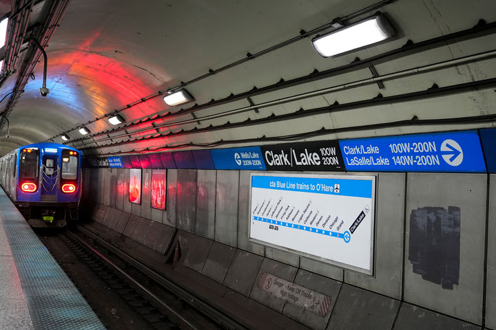 [시카고=AP/뉴시스] 여성 몸에 인화액 붓고 방화한 사건이 일어난 다음 날인 18일 (현지시간) 시카고의 사고 전철역 클라크- 레이크 역에서 블루 라인 열차 한 대가 정거장을 빠져 나가고 있다. 2025.11.19. 