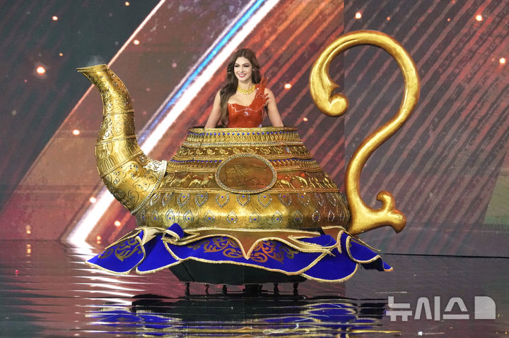 [논타부리=AP/뉴시스] 지난 2025년 11월(현지 시간) 태국 논타부리주에서 열린 미스 유니버스 미인대회 전통의상 경연에 스리랑카 대표 리하샤 화이트가 참가했다. 한편, 스리랑카에서는 미인대회 참가자 메트미 히라냐가 2.1m 길이의 비단뱀을 목에 두르고 춤을 춘 혐의로 동물 학대 혐의가 인정돼 벌금형을 선고받았다. 2025.11.19.