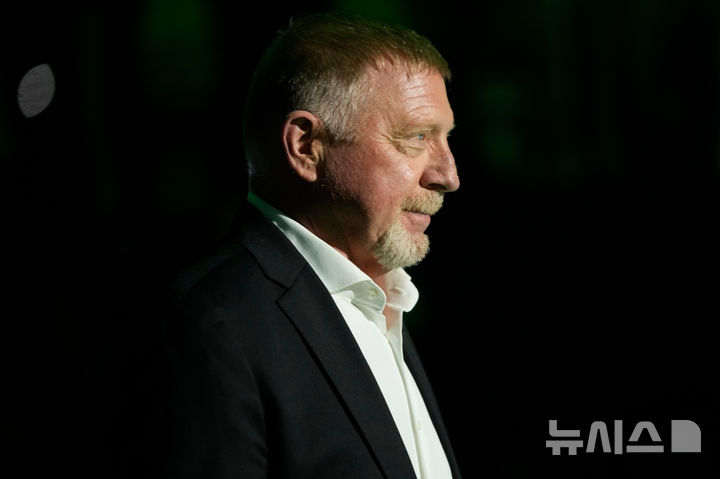 [볼로냐=AP/뉴시스] 보리스 베커가 19일(현지 시간) 이탈리아 볼로냐에서 열린 데이비스컵 이탈리아와 오스트리아의 8강 경기에 앞서 니키 필릭 헌정 행사에 참석하고 있다. 2025.11.20.