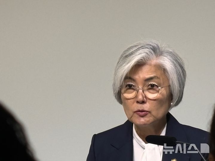 [워싱턴=뉴시스]이윤희 특파원 = 강경화 주미대사가 18일(현지 시간) 미국 워싱턴DC에서 특파원단 간담회를 열고 발언하고 있다. 2025.11.19.