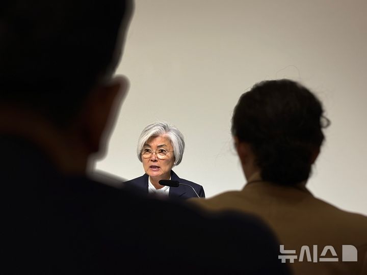 [워싱턴=뉴시스]이윤희 특파원 = 강경화 주미대사가 18일(현지 시간) 미국 워싱턴DC에서 특파원단 간담회를 열고 발언하고 있다. 2025.11.19. 