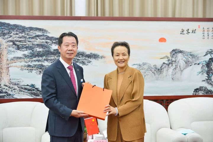 [보령=뉴시스] 왼쪽부터 장진원 보령시 부시장과 예향군 청포구 부구장. (사진=보령시청 제공) 2025.11.19. photo@newsis.com *재판매 및 DB 금지