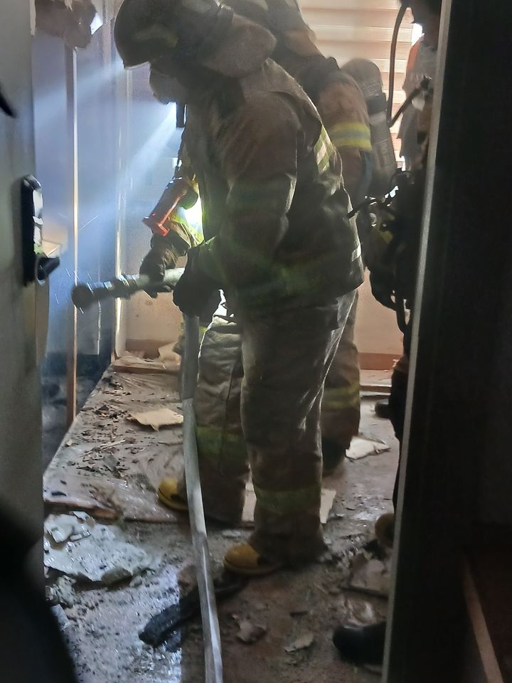  [안동=뉴시스] 안동시 옥동 한 독서실에서 발생한 화재를 진화하고 있다. (사진=경북소방본부 제공) 2025.11.19. photo@newsis.com *재판매 및 DB 금지