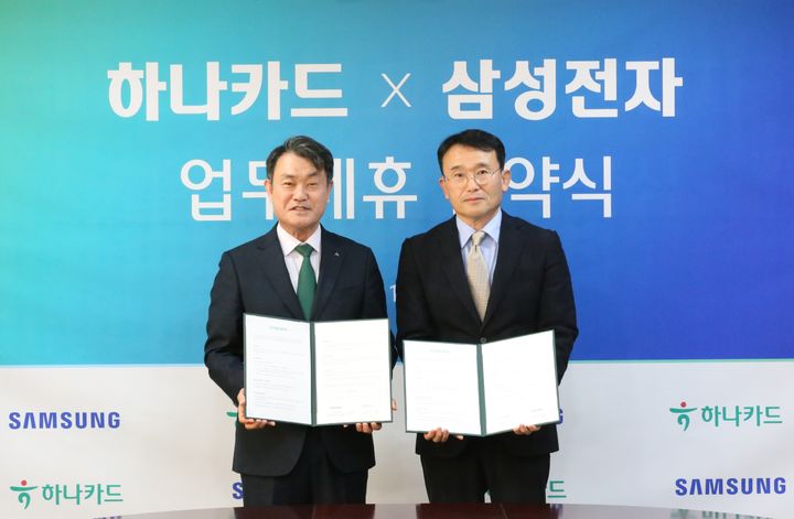 18일 서울 중구 하나금융그룹 명동사옥에서 열린 업무 협약식에서 삼성전자 디지털월렛팀장 채원철 부사장(오른쪽)과 하나카드 성영수 대표이사가(왼쪽) 기념 사진을 촬영하고 있다. (사진=삼성전자 제공) *재판매 및 DB 금지