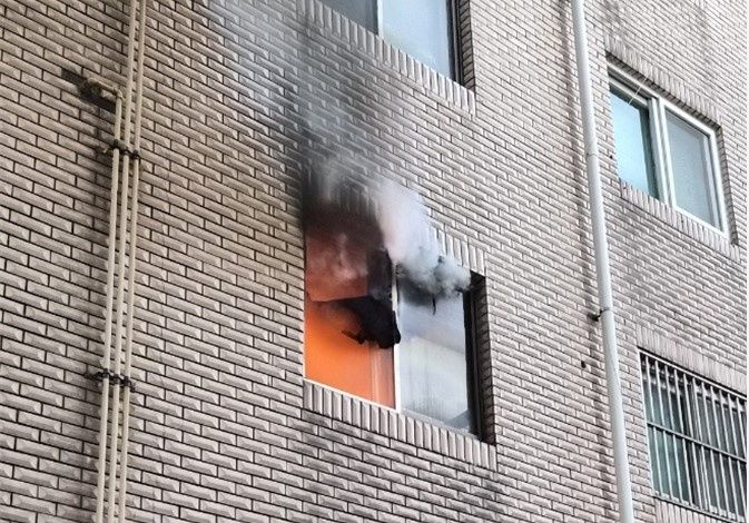 [구미=뉴시스] 다세대 주택 불. (사진=경북소방본부 제공) 2025.11.19 photo@newsis.com *재판매 및 DB 금지