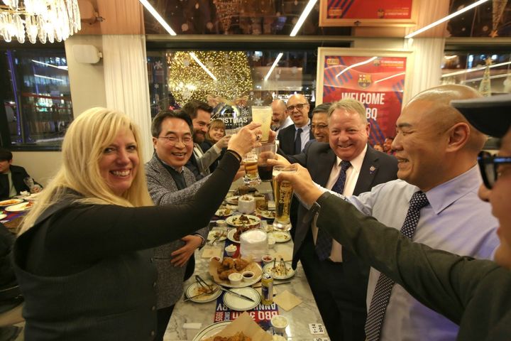 [서울=뉴시스] 미국 네바다주 투자사절단이 BBQ 청계광장점에 방문했다. (사진=제너시스BBQ 제공) *재판매 및 DB 금지