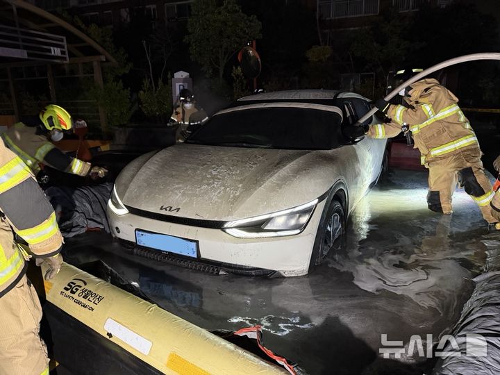 [제주=뉴시스] 지난달 19일 오전 제주시 도련동 소재 아파트 지하주차장에서 전기차 화재가 발생해 소방당국이 진화에 나서고 있다. (사진=제주소방안전본부 제공) 2025.11.19. photo@newsis.com 