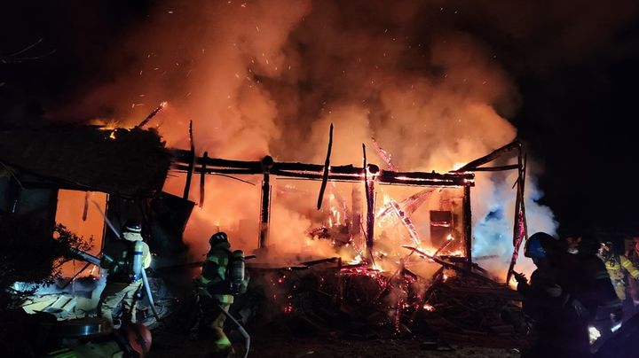 [성주=뉴시스] 단독주택서 불. (사진=경북소방본부 제공) 2025.11.19 photo@newsis.com *재판매 및 DB 금지