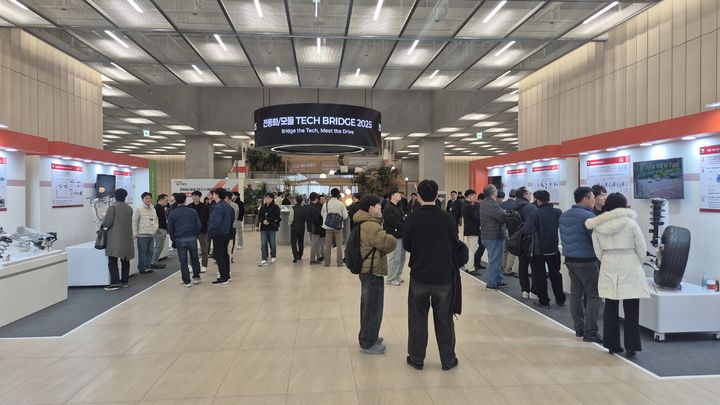 [서울=뉴시스] 지난 18일 경기도 의왕 현대모비스 기술연구소에서 진행된 ‘테크 브릿지 2025’에서 50개 전동화·모듈 신기술 전시 현장과 첨단 기술을 체험하는 관람객들의 모습. (사진=현대모비스 제공) photo@newsis.com *재판매 및 DB 금지