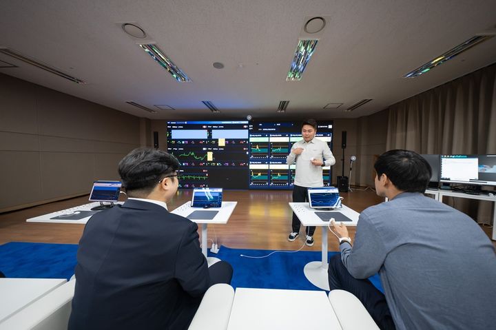 [서울=뉴시스] 참관객들이 AF Summit 2025에서 열린 대웅제약 '디지털 헬스존'에서 병상 모니터링 시스템 '씽크'에 대한 설명을 듣고 있다. (사진=대웅제약 제공) 2025.11.19. photo@newsis.com *재판매 및 DB 금지