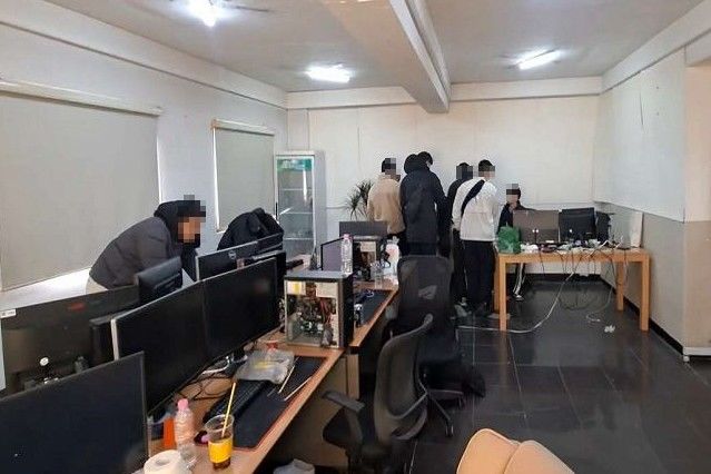 [부산=뉴시스] 허위 투자 리딩 사기로 245억원을 가로챈 조직의 사무실. (사진=부산경찰청 제공) 2025.11.19. photo@newsis.com *재판매 및 DB 금지