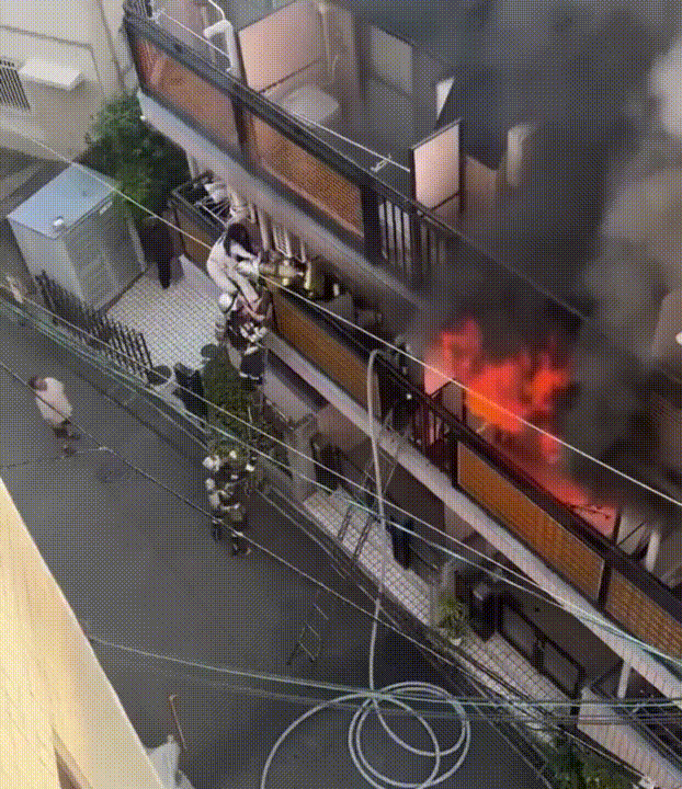 [뉴시스] 불길 속에서 구조를 시도하던 소방관을 발로 밀쳐낸 여성이 온라인에서 논란이 되고 있다. (사진=X 'vw908kk' 캡처) *재판매 및 DB금지