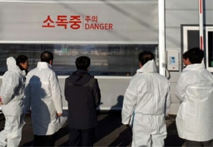 [춘천=뉴시스] 19일 강원특별자치도(도지사 김진태)는 ‘퇴직 공무원 사회공헌사업’이 고병원성 조류인플루엔자 등 재난형 가축전염병의 도내 비발생 유지에 큰 역할을 하고 있다고 밝혔다. 사진은 지난해 가축방역 현장. 강원특별자치도 제공. *재판매 및 DB 금지