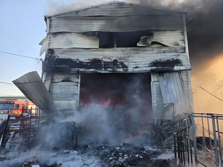 [부산=뉴시스] 19일 오전 부산 강서구의 한 의류 창고로 추정되는 곳에서 불이 났다. (사진=부산소방재난본부 제공) 2025.11.19. photo@newsis.com *재판매 및 DB 금지