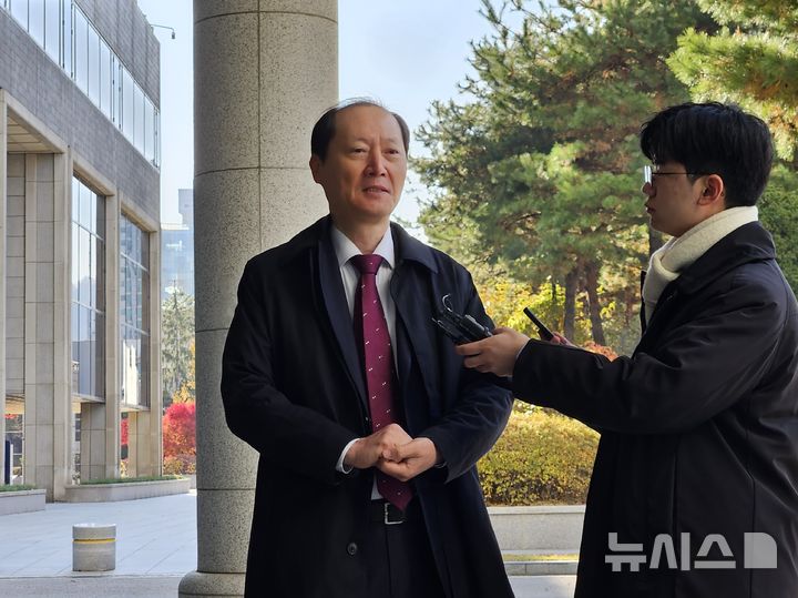 [서울=뉴시스] 이태성 기자 = 이완규 전 법제처장이 19일 오전 서초구 서울고검 내란 특검팀(특별검사 조은석)에 출석하며 취재진 질문에 답하고 있다. 2025.11.19. victory@newsis.com