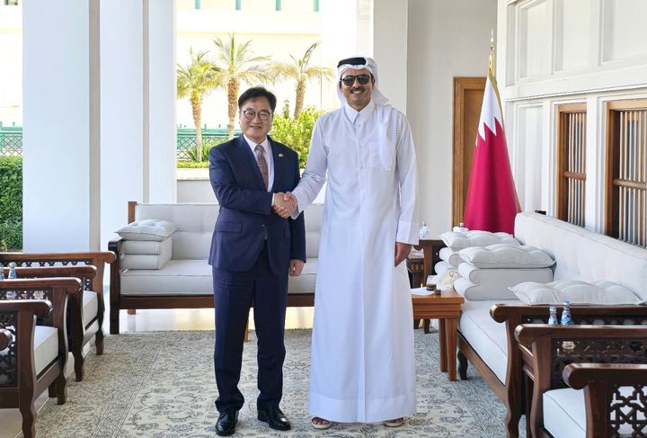 우원식 국회의장이 타밈 빈 하마드 알 싸니 국왕과 악수하고 있다. (사진=국회의장실 제공) *재판매 및 DB 금지