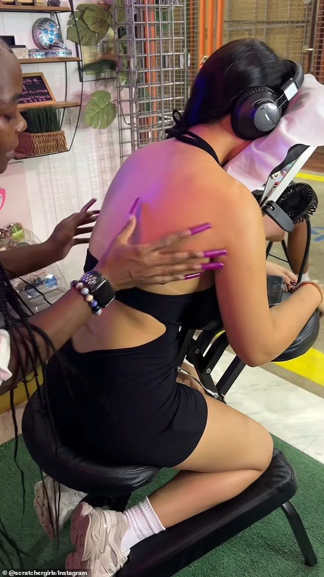 [뉴시스] 스크래처 걸스에서 제공하는 등 긁기 서비스. (사진=스크래처 걸스 인스타그램) 2025.11.19 *재판매 및 DB 금지