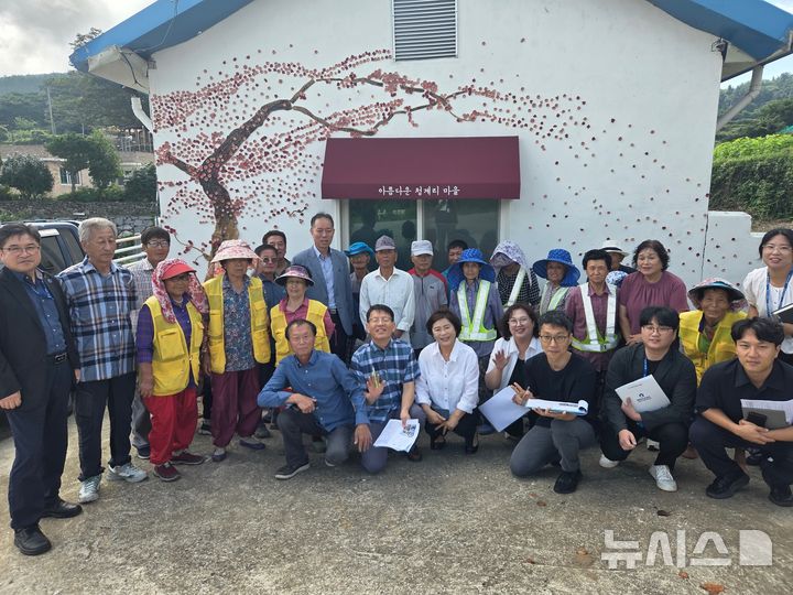[광주=뉴시스] 전남 완도군은 19일 전남도 주관 '청정 전남 으뜸마을 사업' 평가에서 4년 연속 우수 시·군 , 2년 연속 최우수상을 수상했다고 밝혔다. 사진은 청산면 청계마을 벽화그리기. (사진=완도군 제공). 2025.11.19. photo@newsis.com *재판매 및 DB 금지