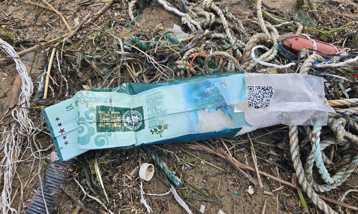 [여수=뉴시스] 여수와 고흥 등 도서지역 해안가에서 발견된 마약류 포장 의심 물체. (사진=여수해경 제공) 2025.11.19. photo@newsis.com *재판매 및 DB 금지