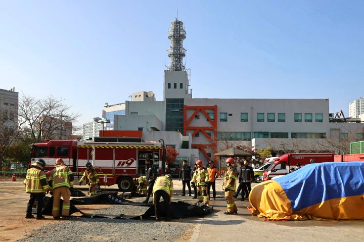[통영=뉴시스] 신정철 기자= 경남 통영소방서는 지난 18일 본서 후정에서 전기차 보급 확대에 따른 화재 위험에 대응하고 리튬이온 배터리 화재 특성에 대한 이해와 진압기술 향상을 도모하기 위해 폐차량을 활용한 실전형 화재진압훈련을 실시했다.(사진=통영소방서 제공).2025.11.19. photo@newsis.com *재판매 및 DB 금지