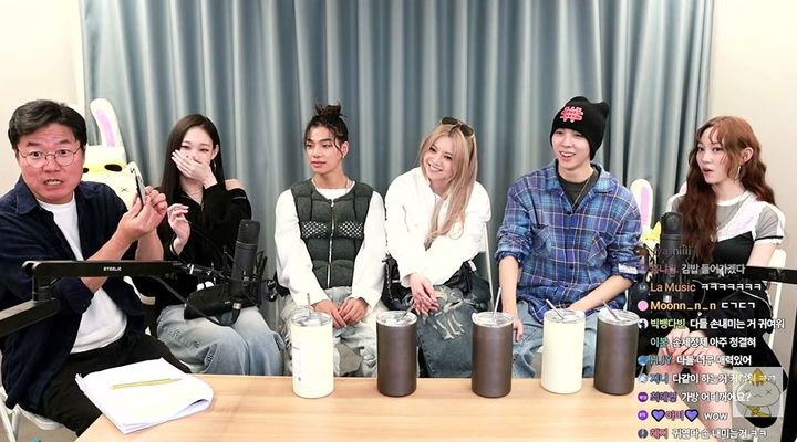 [서울=뉴시스] 혼성그룹 '올데이 프로젝트' 애니가 18일 유튜브 채널 '채널 십오야' 라이브 방송에 출연해 평소 들고 다니는 물건들을 공개했다. (사진=유튜브 채널 '채널 십오야' 화면 캡처) 2025.11.19. photo@newsis.com *재판매 및 DB 금지