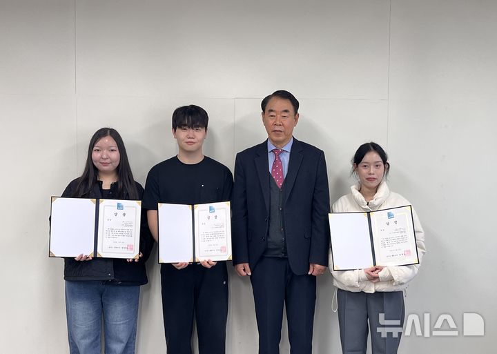 [부산=뉴시스] 이아름 기자 = 뉴시스 주최 '제1회 부산 유학생 부산사랑 글짓기 대회' 시상식이 19일 부산 연제구 부산취재본부 사무실에서 열렸다. 오른쪽부터 동상 수상자 응우엔 티미탄씨, 백재현 뉴시스부산취재본부 본부장, 대상 수상자 엥크타이왕 산치르씨, 은상 수상자 압드라임 마디나씨. 2025.11.19. aha@newsis.com 