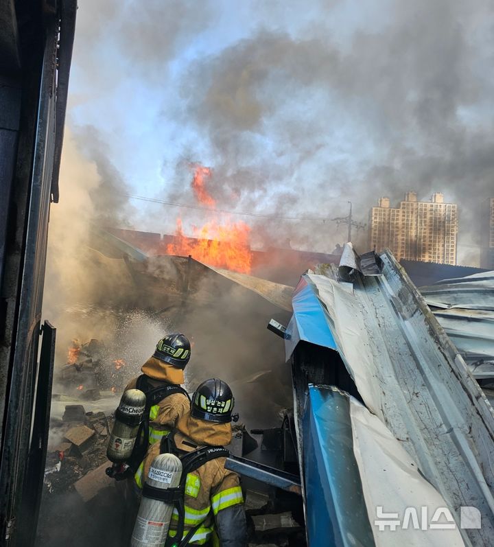 [대구=뉴시스] 19일 오전 8시58분께 달성군 화원읍 봉제 제조공장에서 화재가 발생해 소방당국이 진화 중이다. (사진=대구소방안전본부 제공) 2025.11.19. photo@newsis.com