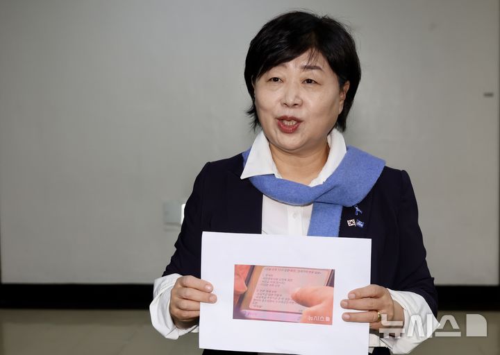 [서울=뉴시스] 조성봉 기자= 서영교 더불어민주당 의원이 19일 오전 서울 여의도 국회 법제사법위원회 법안심사제1소위원회 회의중 밖으로 나와 김정욱 대한변호사협회장, 쿠팡 임원인 변호사 이모 씨와의 오찬회동 논란과 관련해 취재진에게 입장을 밝히고 있다.2025.11.19.suncho21@newsis.com