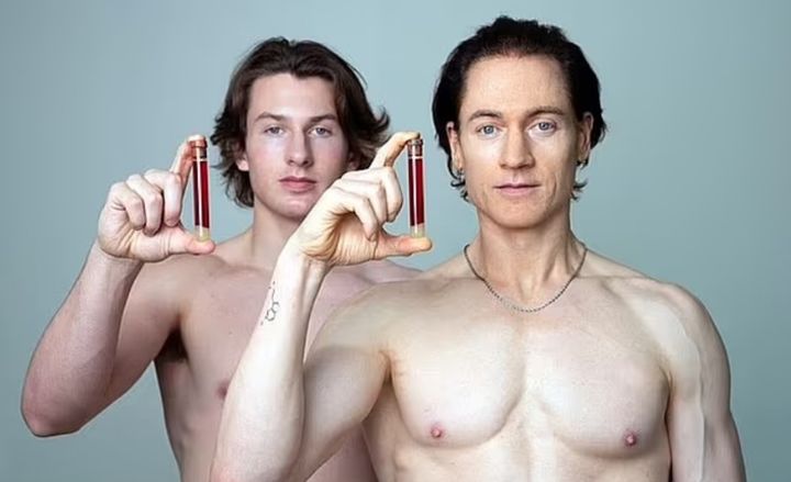 [뉴시스] 여러 회춘 실험을 이어가고 있는 미국의 억만장자 브라이언 존슨(48)이 수년간 끊었던 커피를 다시 마시기 시작했다고 밝혔다. 사진은 지난 2023년 존슨과 그의 아들(17)의 모습. (사진 = 데일리메일 캡처) 2025.11.19. *재판매 및 DB 금지