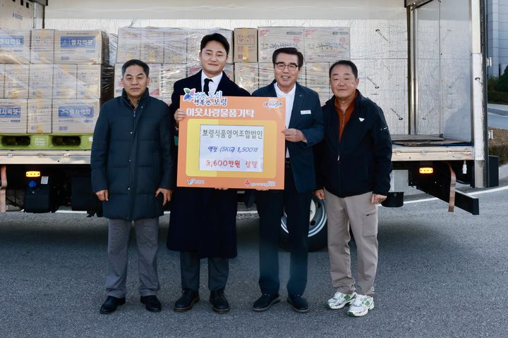[보령=뉴시스] 오른쪽부터 김재범 보령식품영어조합법인 대표, 김동일 보령시장, 김대표 아들 정진씨, 구재귀씨. (사진=보령시청 제공) 2025.11.19. photo@newsis.com *재판매 및 DB 금지