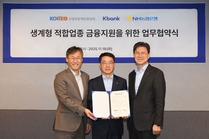 18일 케이뱅크 본사 대회의실에서 (왼쪽부터)최우형 케이뱅크 은행장, 원영준 신용보증재단중앙회 회장, 강태영 NH농협은행 은행장이 업무협약을 체결하고 있다. (사진=케이뱅크 제공) *재판매 및 DB 금지