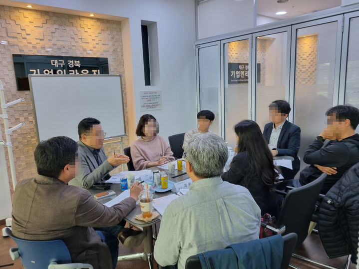 지역 기업인들이 서울역 대구경북기업라운지에서 상담하고 있다. *재판매 및 DB 금지