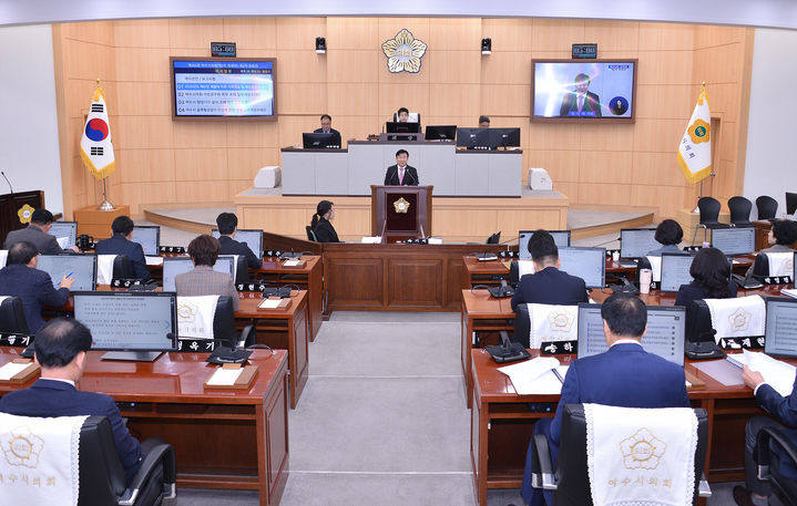 [여수=뉴시스] 정기명 여수시장이 여수시의회 본회의장에서 시정 운영 방향을 설명하고 있다. (사진=여수시 제공) 2025.11.19. photo@newsis.com *재판매 및 DB 금지