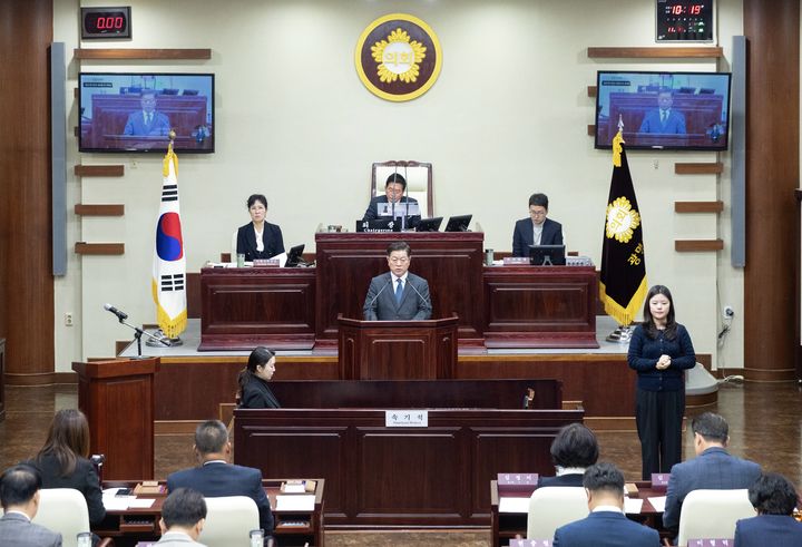 [광명=뉴시스]박승원 광명시장(사진 중앙)이 19일 '제 297회 광명시의회 제2차 정례회'에서 시정연설을 하고 있다.(사진=광명시 제공02025.11.19.photo@newsis.com *재판매 및 DB 금지