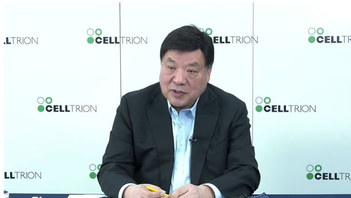 [서울=뉴시스] 서정진 셀트리온그룹 회장은 19일 온라인 간담회를 열고 발표했다. (사진=간담회 영상 갈무리) 2025.11.189 photo@newsis.com *재판매 및 DB 금지
